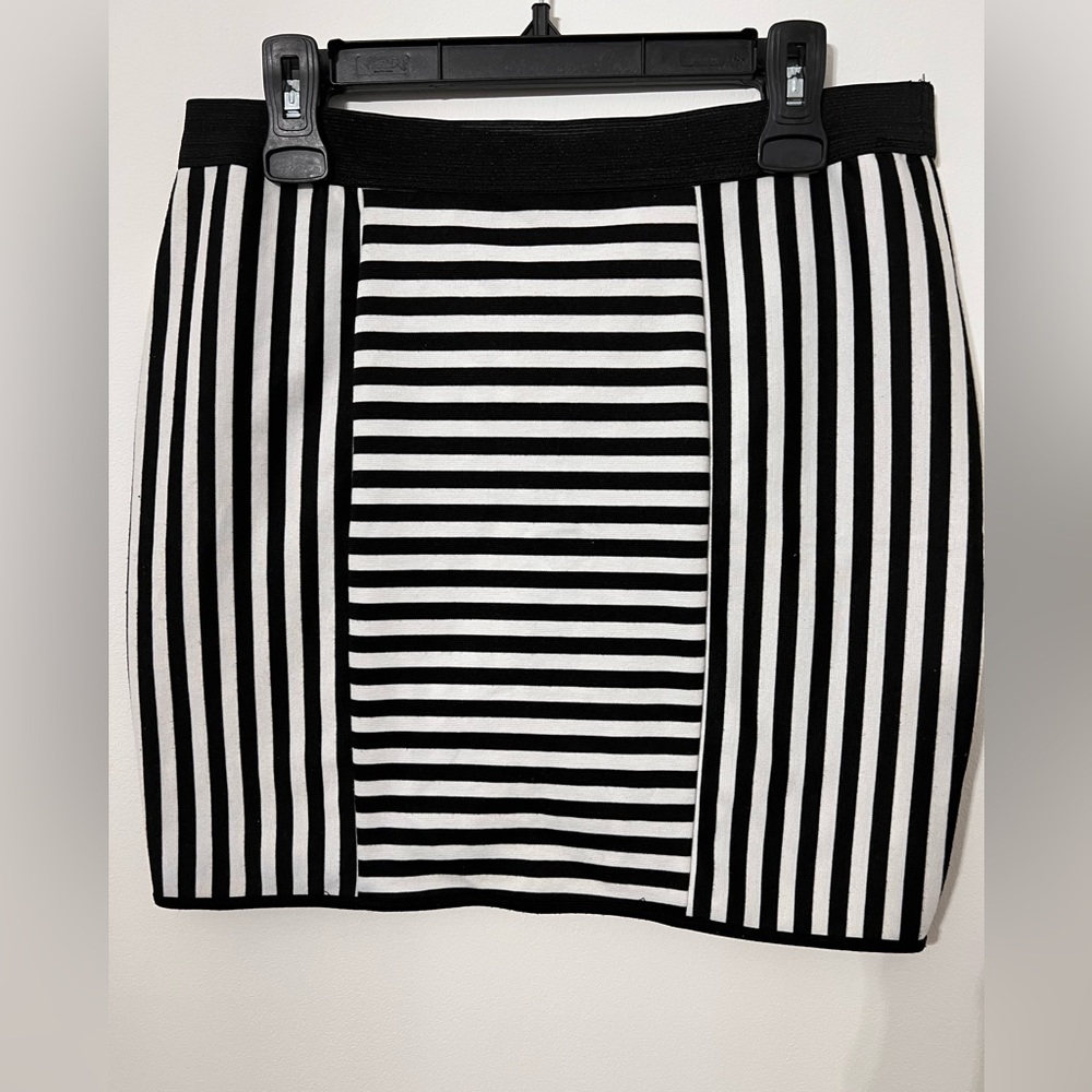 Material Girl, black and white striped mini skirt. Size (XL)